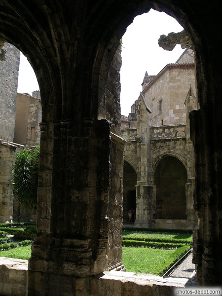 photo de Colonnes et jardin du cloître de la cathédrale