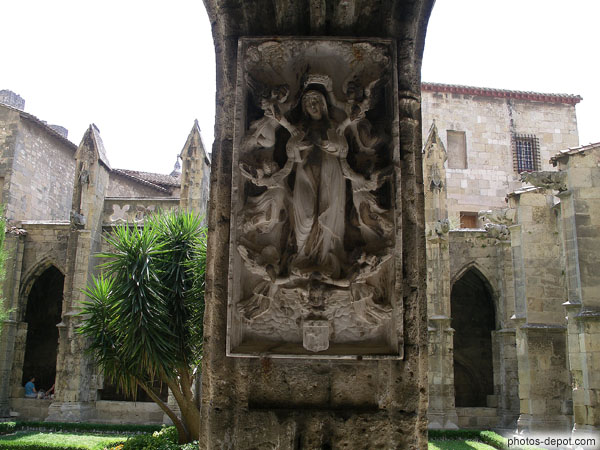 photo de Marie portée au ciel tronant sur une coonne faisant face à la sortie de la cathédrale sur le cloître