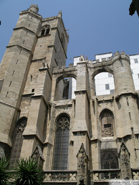 photo de tour de la cathédrale romane St Just et St Pasteur