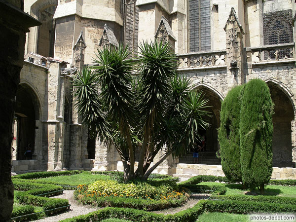 photo de jardins du cloître adossé à la cathédrale romane