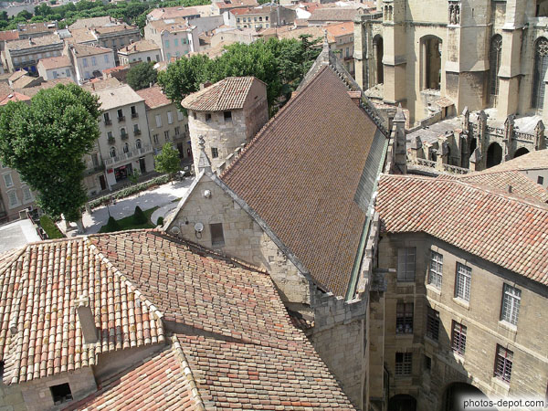 photo de toits du palais des archevèques, résidence princière et forteresse médiévale
