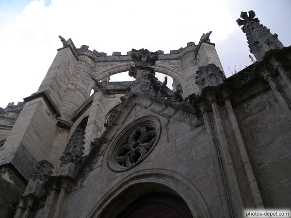 photo d'arches des contreforts de la cathédrale romane St Just et St Pasteur