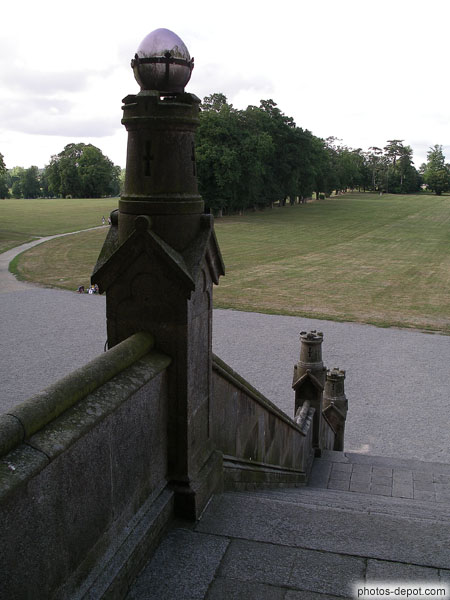 photo d'escalier et parc du chateau