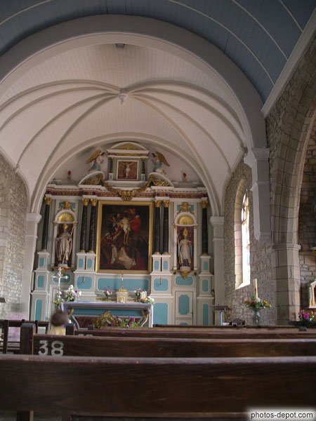 photo d'autel et nef de l'église