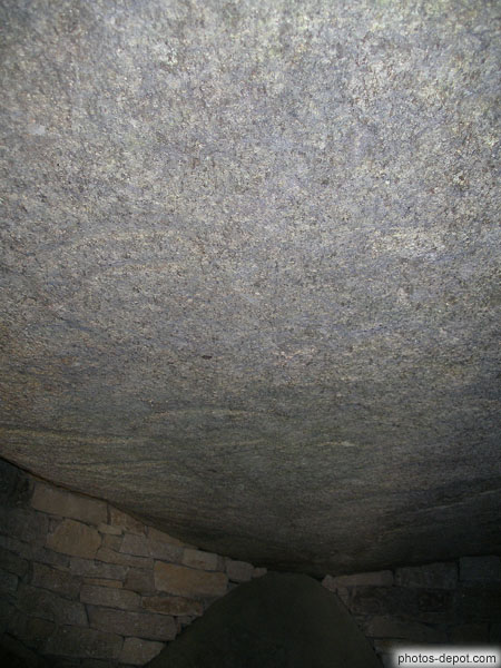 photo d'immense pierre couvrant le cairn de la table des marchand
