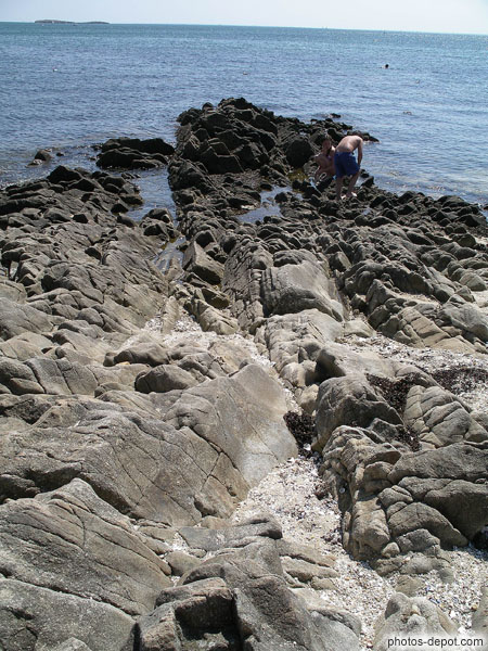 photo de rochers dans la mer