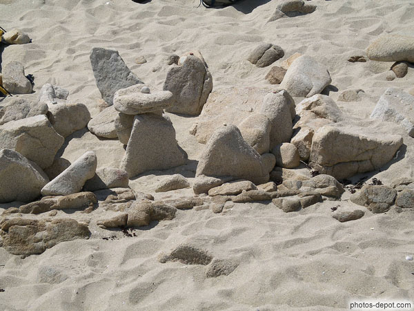 photo de mini mégalites construits en 5mn sur la plage