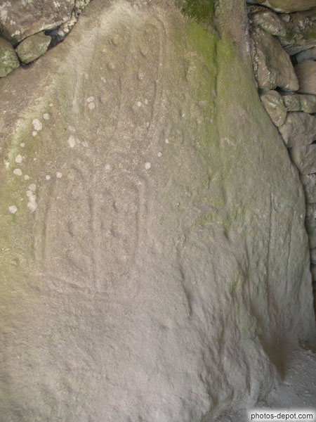 photo d'idoles en écusson, dolmen des pierres plates