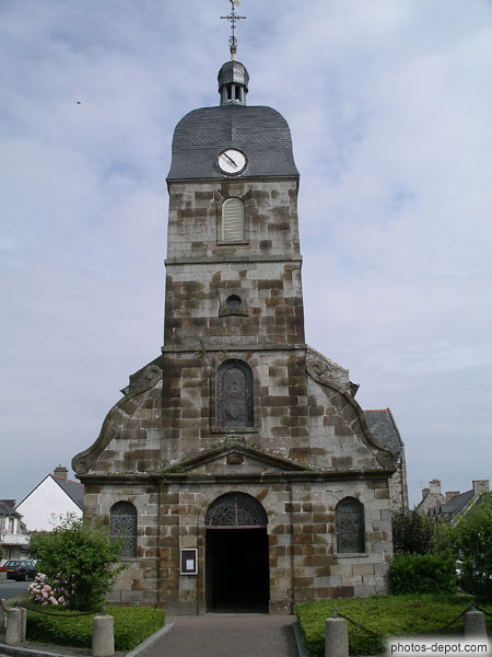 photo d'entrée et clocher église bretonne