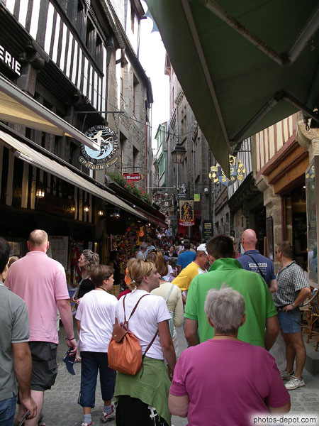 photo de touristes et étalages de marchands de souvenirs dans la grande rue, unique rue du mont