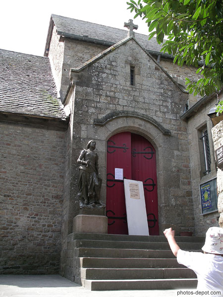 photo d'entrée de l'église paroissiale et statue de Jeanne d'Arc