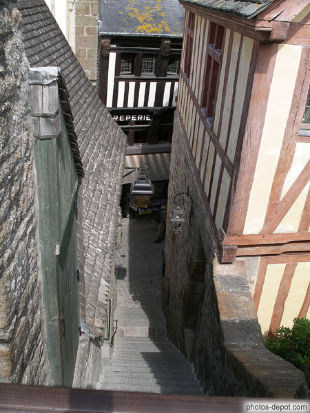 photo d'escalier entre les remparts et la seule rue du mont