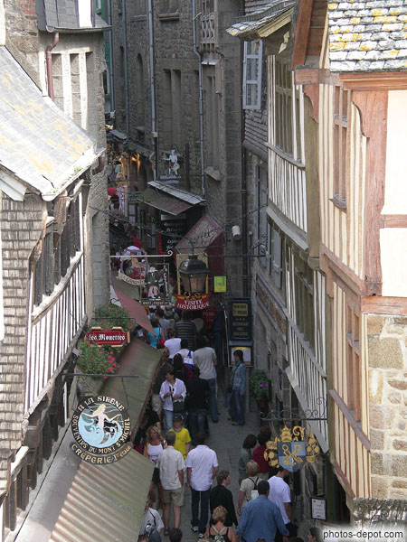 photo d'unique rue parsemée de boutiques traversant le mont