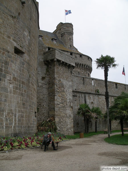 photo de Le Château adossé aux remparts