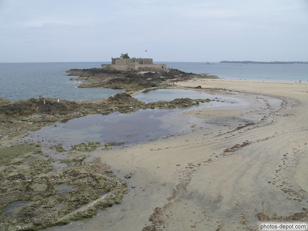 photo d'accès au fort national a marée basse