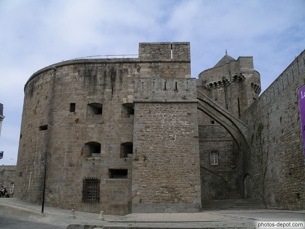 photo de tour Quic-en Groigne (gauche) et grand donjon (droite)