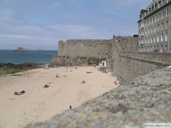 photo de plage de St Malo le long des remparts