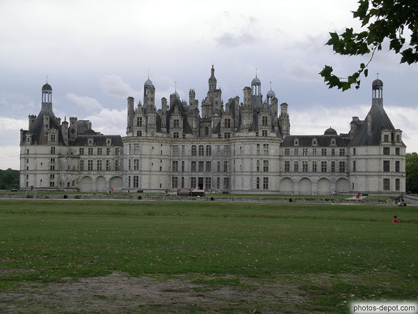 photo de joyaux des chateaux de la Loire, de style renaissance italienne mais conçu comme une forteresse médiévale (donjon flanqué de 4 tours, 2 ailes et enceinte)