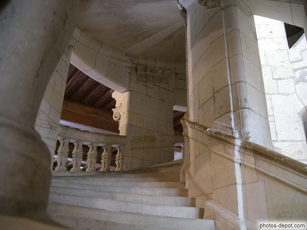 photo de montée par l'escalier central