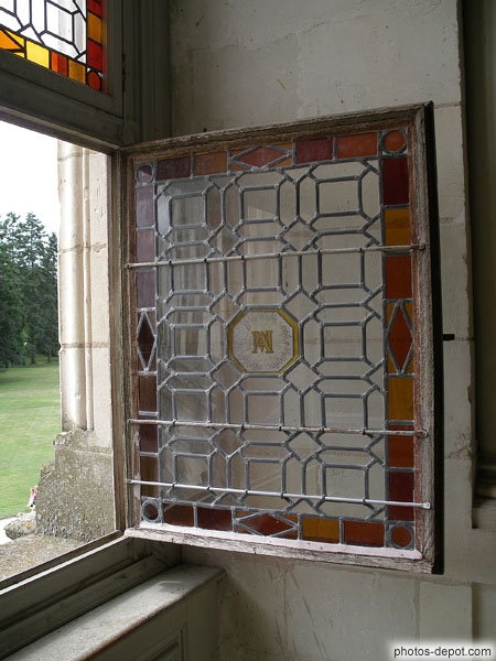 photo de fenêtre vitrail dans la chapelle
