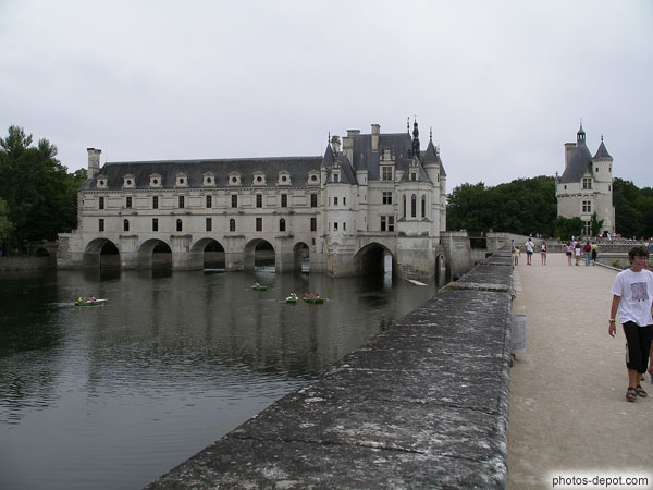 photo de Chateau de Chenonceaux sur la rivière le Cher, et Donjon de l'ancien chateau fort