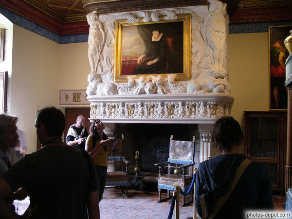 photo de Cheminée de Jean Goujon portant les initiales d'Henri II et Catherine de Médicis dans la chambre de Diane de Poitiers