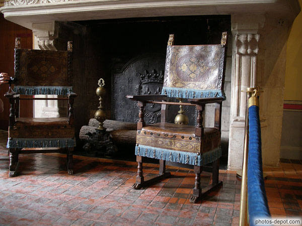 photo de Cheminée et fauteuils de Diane de Poitiers, favorite du Roi Henri II qui lui avait fait don du chateau de Chenonceaux