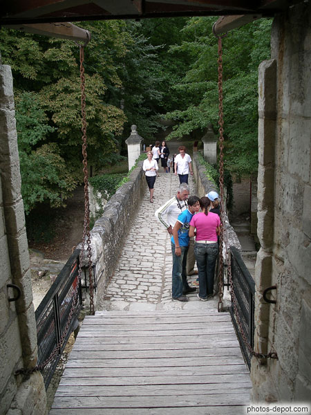 photo d'accès à la rive gauche du Cher : extrémité du chateau de Chenonceaux