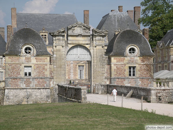 photo de 2 pavillons d'entrée avec toit à l'impériale et porche monumental