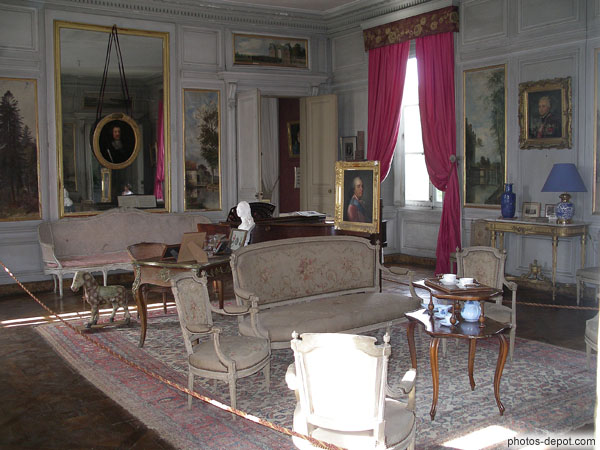 photo de Grand salon boiseries, mobilier et tapis Louis XVI, décoré par le Marquis de la Ferté en 1765