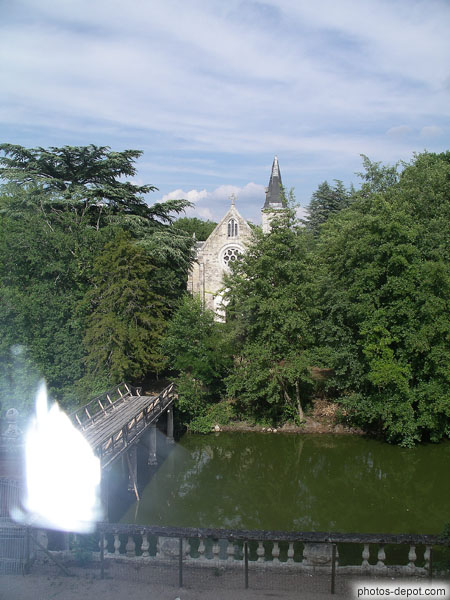 photo de Vue de la Chapelle neo-gothique depuis le chateau