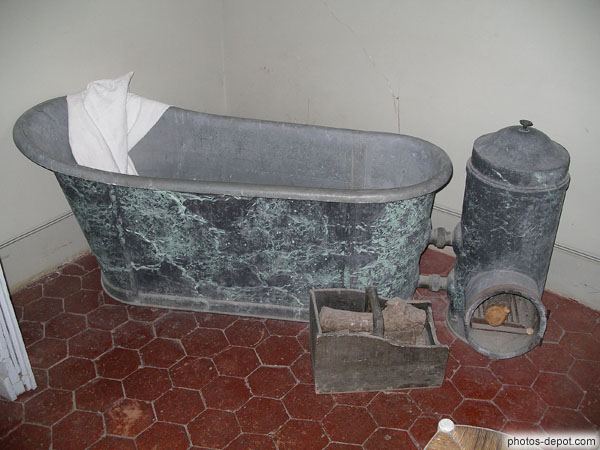 photo de vieille baignoire et poèle pour chauffer l'eau