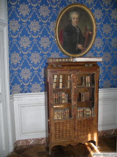 photo de petite bibliothèque marquetée de bois de rose de style Louis XV dans la chambre bleue