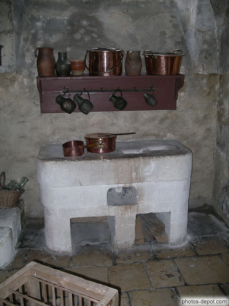 photo de potager en pierre (fourneau pour cuire les légumes) utilisant les braises de la cheminée