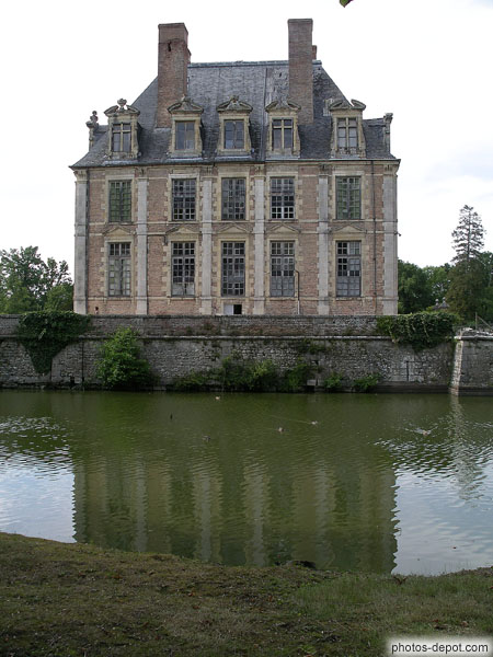 photo de facade du chateau coté des douves