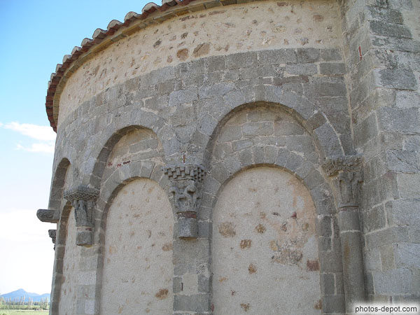 photo de modillons sculptés, corniche sur arcatures, abside Chapelle St Julien