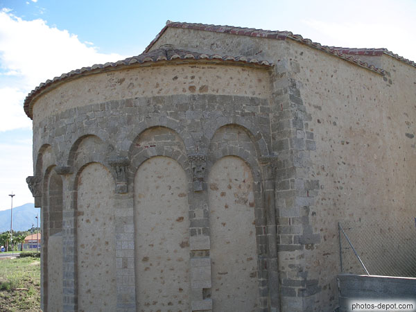 photo d'abside romane aux arches plein cintre, chpelle St Julien