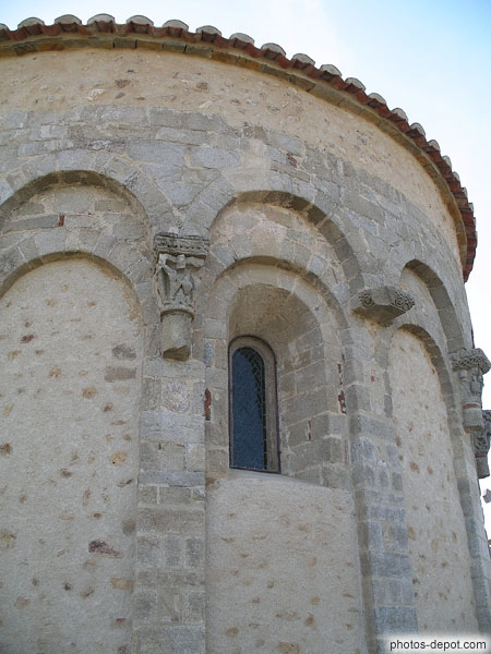 photo de fenêtre romane dans abside chapelle St Julien