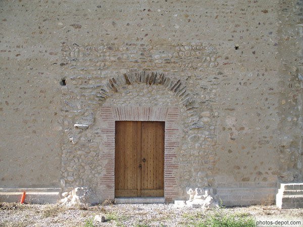 photo d'on distingue l'ancien portail d'entrée dans le mur gouttereau, Chapelle St Julien
