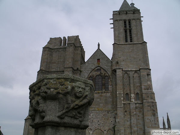 photo de facade de la Cathédrale St Samson à la tour coupée