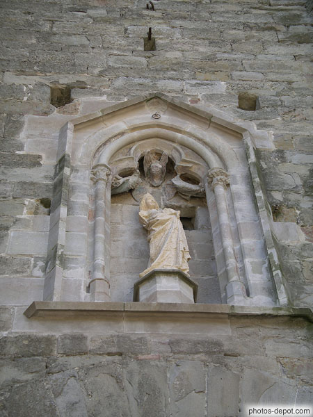 photo de Vierge surmontant la porte d'entrée de la ville