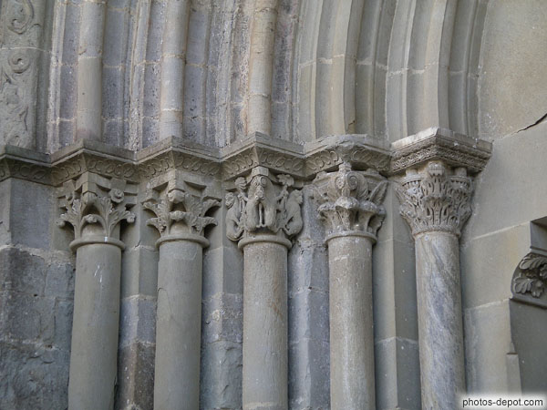 photo de détail des chapiteaux de colonnes du portail roman de la cathédrale St Nazaire et St Celse
