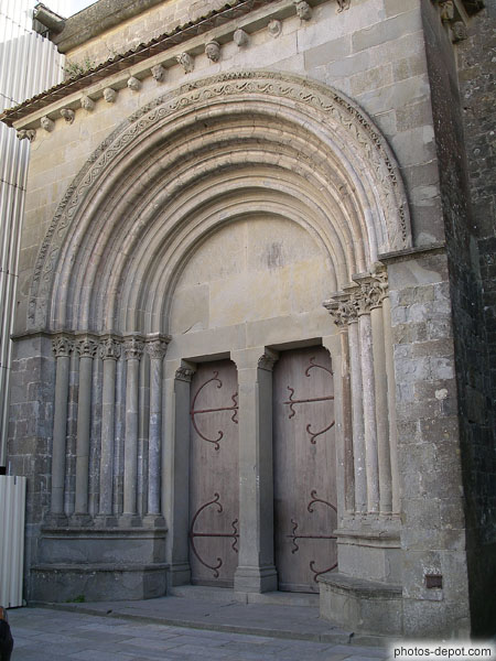 photo de Portail roman de la cathédrale St Nazaire et St Celse