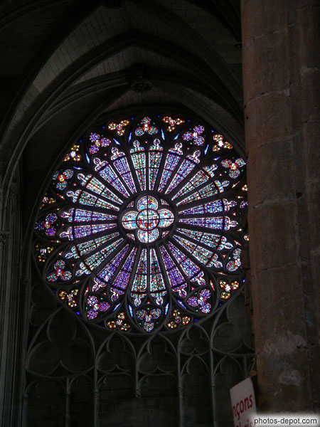 photo de rosace nord, cathédrale St Nazaire et St Celse