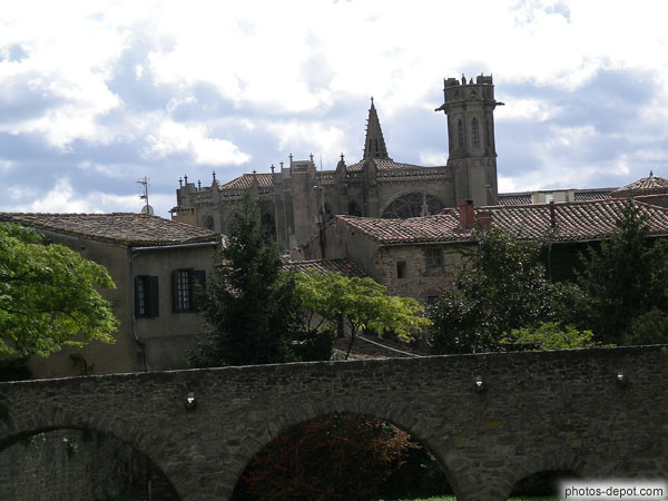 photo de cathédrale St Nazaire et St Celse au milieu de la cité médiévale