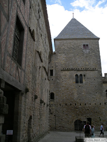 photo de Donjon du chateau aux baies gothiques rajoutées au XIIIe siècle
