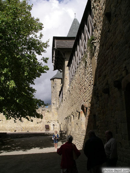 photo de murailles du chateau et hourds vus de la cour d'honneur