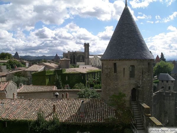 photo de vue de la cathédrale St Nazaire et St Celse depuis le chateau comtal