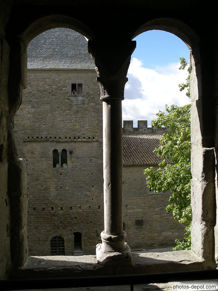 photo de fenêtre romane géminée rajoutée au XIIIe siècle