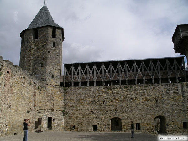 photo de muraille est vue de la cour d'honneur du chateau